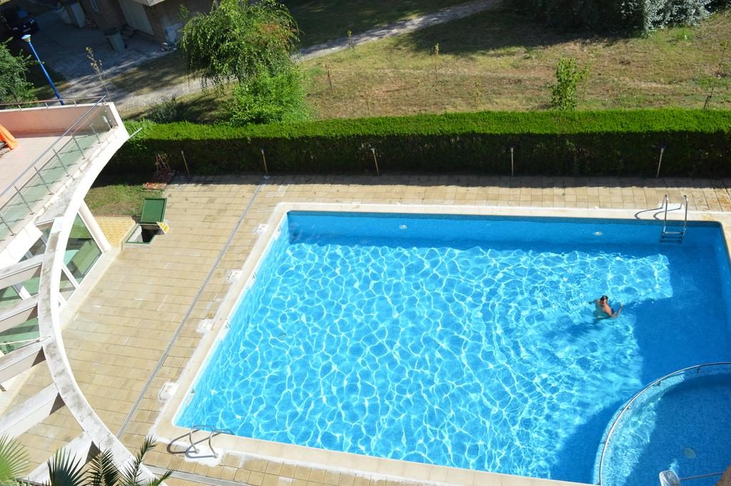 piscina apartament Evergreen Mamaia